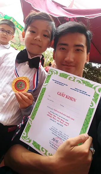 Thầy Nguyễn Vũ Thế Trường bên một học trò đạt giải cuộc thi Tài năng trẻ năm 2018
