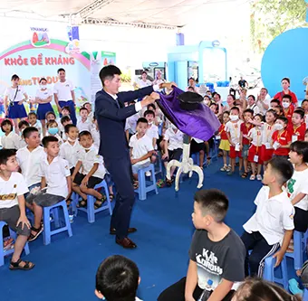 Nguyễn Vũ Thế Trường trước hơn 2.000 khán giả nhí trong chương trình giới thiệu các sản phẩm từ sữa và tác dụng của chúng đối với sự phát triển của trẻ
