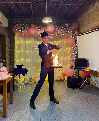Nguyễn Vũ Thế Trường trong buổi biểu diễn Ảo thuật nhỏ mừng sinh nhật