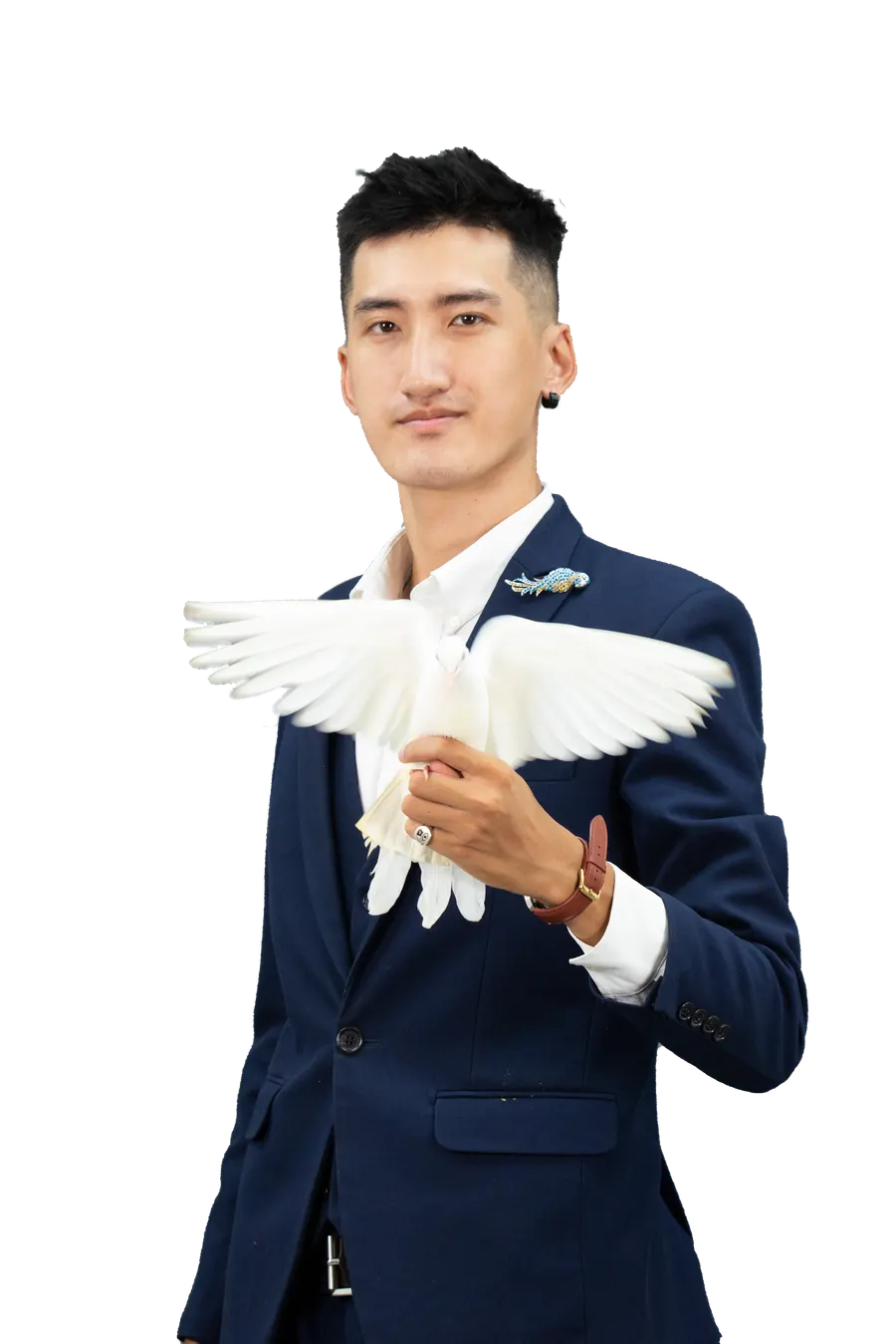 Ảo thuật gia Thế Trường với chim bồ câu trắng